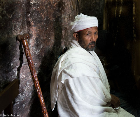 Lalibela -An einigen Stellen des Kirchenkomplexes lassen sich an den Wänden noch Meißelspuren erkennen.