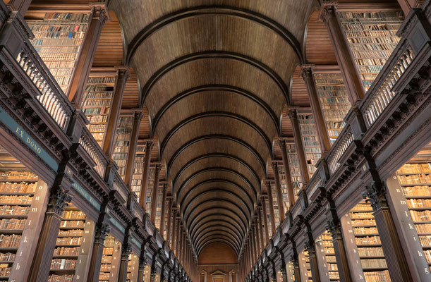 Im Trinity College befindet sich der long room, die alte Bibliothek.