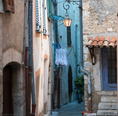 Vence, hier prägen nicht Souvenirshops, sondern Bäckereien, Gemüsestände und Restaurants das Bild der Stadt.