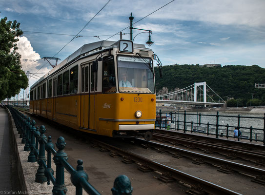 Einer der Hauptgründe für den Aufschwung Budapests war die Existenz einer Brücke im Sommer, welche aus aneinander befestigten Booten bestand.