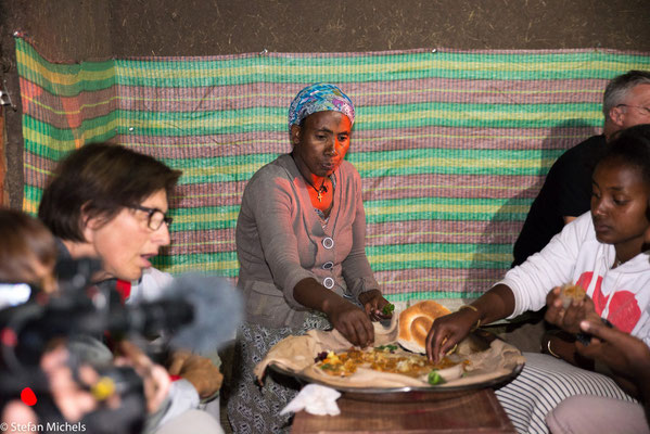 Lalibela - gemeinsames Essen mit injera und shiro.