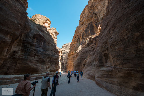Zur verkehrstechnisch günstigen Lage kamen Vorteile der örtlichen Geographie. Zum einen liegt Petra versteckt und gut geschützt zwischen schroffen Felswänden.