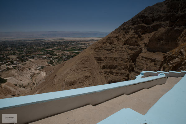 An seinem Hang befindet sich heute das  Kloster Qarantal (Deir al-Quruntul), dort hinauf führt die Jericho-Seilbahn.