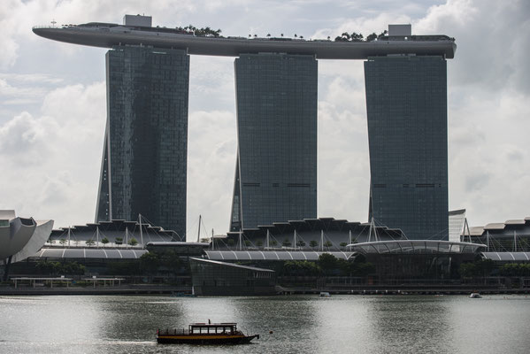 Marina Bay Hotel:  Eine tolle Dachterrasse mit Pool, Spa und Restaurant .