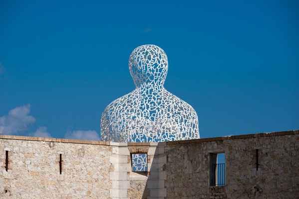 Skulptur von Jaume Plensa auf der Bastion Saint-Jaume in Antibes.