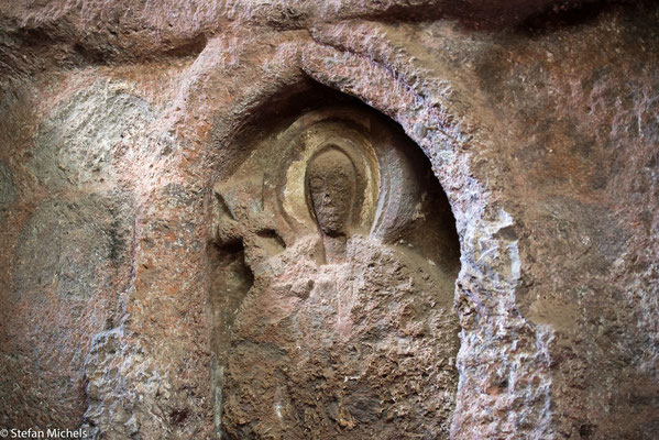 Lalibela -Nicht etwa unter Ausnutzung von Höhlen waagerecht in den Berg hinein wie im Falle mancher Tigray-Felsenkirchen, nein, sondern von der Erdoberfläche aus senkrecht in die Tiefe!