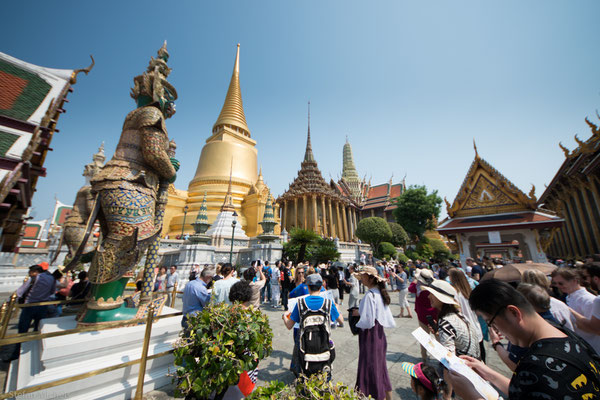 Der heutige Palast besteht aus vier Teilen, dem Äußeren Hof, dem Zentralen Hof, dem Inneren Hof und dem Wat Phra Kaeo.