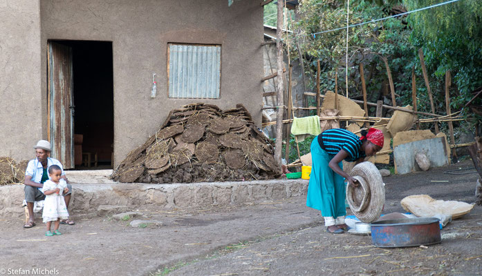 Lalibela - Kuhfladen werden zum Trocken gelagert.
