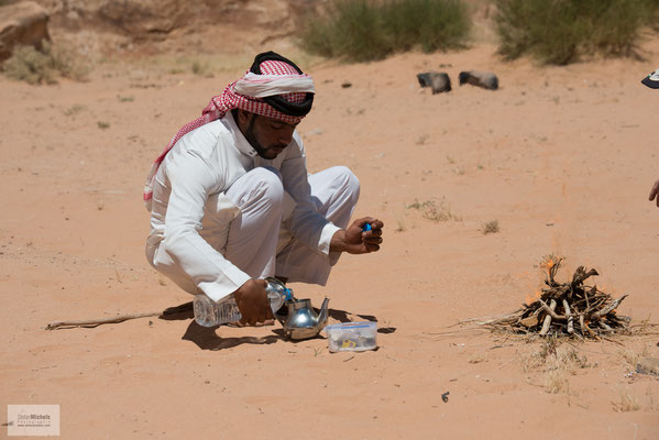 Teezeremonie in der Wüste.