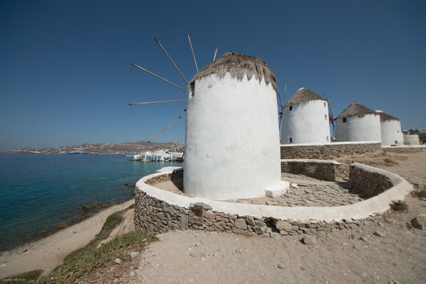 Auf einer kleinen Landzunge am Rand von Mykonos-Stadt, genannt Ano Mili, befindet sich etwa 10 m über NN das Wahrzeichen der Insel, die Kato Mili. 