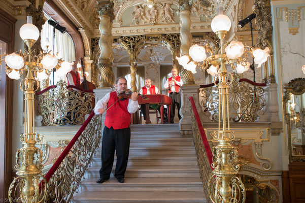 Das Innere des Cafés mit seinen gedrehten Säulen erinnert zum Teil an die Ausgestaltung barocker Kirchenräume.