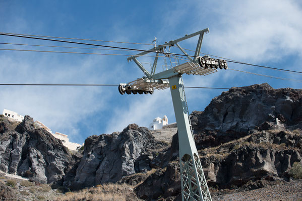 Doppelnayr baute die Seilbahn vom Hafen hoch nach Fira.