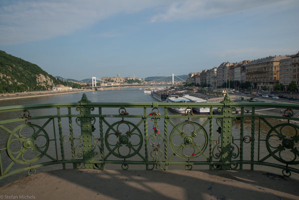 Nach etwa zweijähriger Bauzeit wurde das Bauwerk anlässlich der Feierlichkeiten zum 1000. Jahrestag der Landnahme am 4. Oktober 1896 als damals zweite Donaubrücke den Budapestern feierlich übergeben.