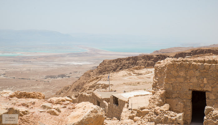 Masada ist ein isolierter Tafelberg, Teil des Judäischen Gebirges entlang des Westrandes des Jordangrabens, zwischen Totem Meer und Judäischer Wüste gelegen.