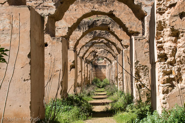 Meknes -Die riesigen Speicherbauten und Stallungen des Heri es-Souan.