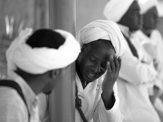 Gnaoua -Die Brüderschaften der Gnaoua setzen sich in ganz Marokko zusammen aus dem Meister (Maâllem), den Musikern, die die guenbri (eine Art Laute mit drei Saiten), die qrâqeb ( metallene Kastagnetten) und die tabal (Trommel) spielen.