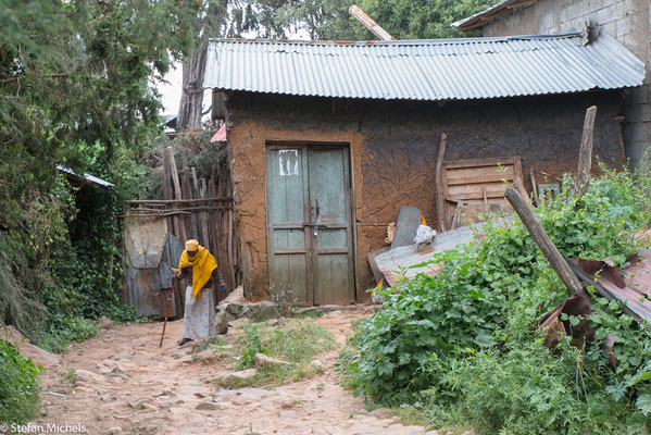 Addis - im Klostergarten die Zellen der immer in Gelb gekleideten Nonnen.