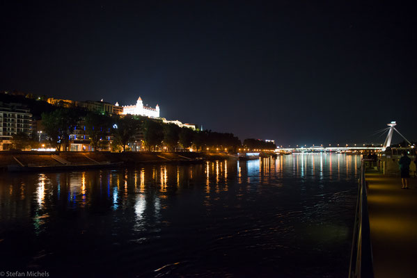 Nächtliche Vorbeifahrt an Bratislava.