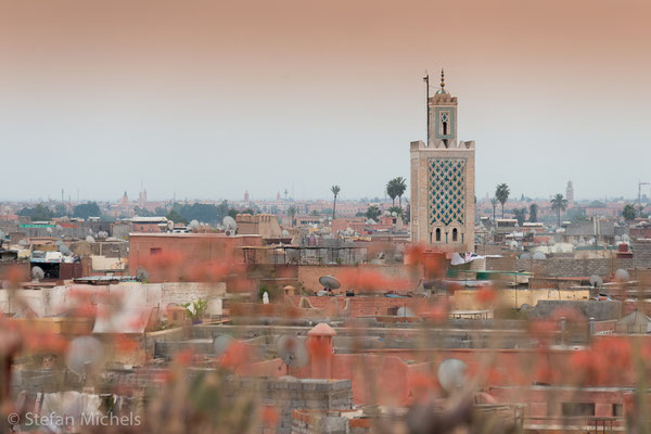 Marrakesh -Hauptattraktion der Stadt ist die Djemaa el Fna (arabisch etwa Versammlung der Toten), der weltberühmte mittelalterliche Markt- und Henkersplatz, heute ein lebendiger Ort orientalischer Geschichtenerzähler, Schlangenbeschwörer und Gaukler.