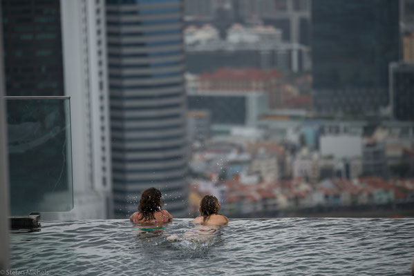 Pool mit Blick auf die Skyline von Singapore .