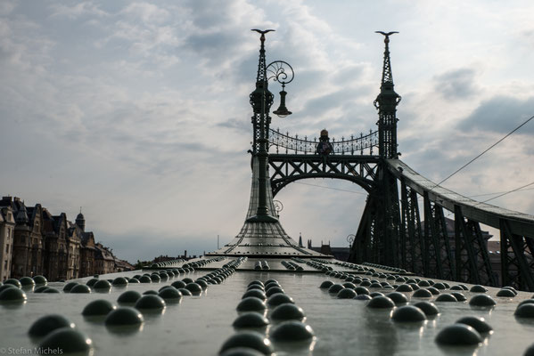 Aber bereits am 20. August 1946, also eineinhalb Jahre später, konnte die Brücke nach dem originalgetreuen Wiederaufbau als erste der neun Brücken wiedereröffnet werden.