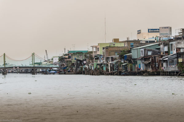 Der Mekong mündet hier in einem Netz von Flussarmen, die durch einige Kanäle verbunden sind, in das Südchinesische Meer.