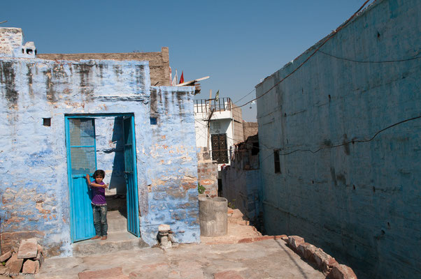 Straßenszene Jodhpur, blaue Farbe soll Ungeziefer fernhalten