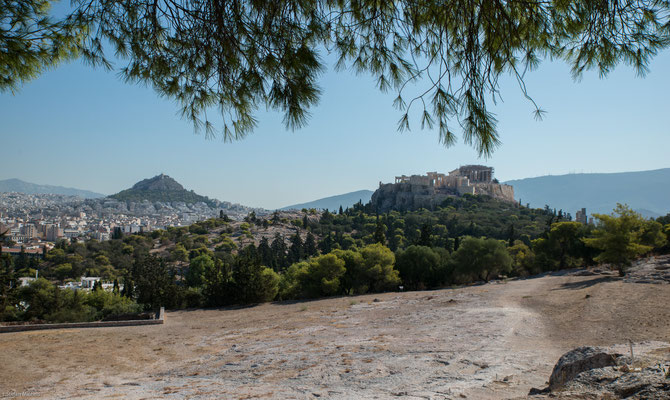  Propyläen: das Erechtheion, der Niketempel und der Parthenon, in dem eine kolossale Statue der Göttin Athene aus Gold und Elfenbein stand