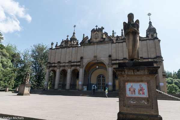 Angekommen in Addis besuchen wir die Dreieinigkeitskathedrale.