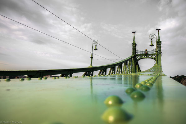 Die Freiheitsbrücke  ist eine der neun Donaubrücken in  Budapest.