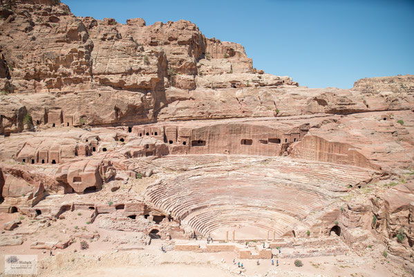 Im Zentrum Petras liegt links das Römische Theater, das ebenfalls direkt aus dem anstehenden Fels gemeißelt wurde. Je nach Quelle bot es auf 45 Sitzreihen fünf– bis zehntausend Zuschauern Platz.