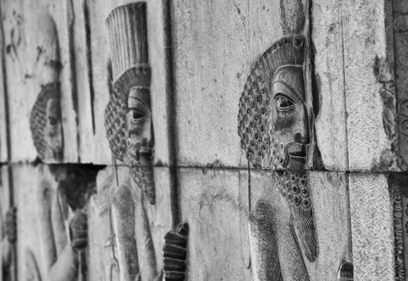 Basrelief auf der vorderen Treppe des Palastes.