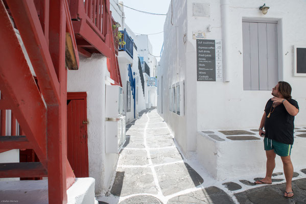 In Mykonos-Stadt ist die für die Kykladen typische Architektur besonders gut zu sehen. Ihre Kennzeichen sind weiße Häuser mit Flachdächern, farbigen Holztüren und Fenstern sowie mit Blumen geschmückte Balkone.