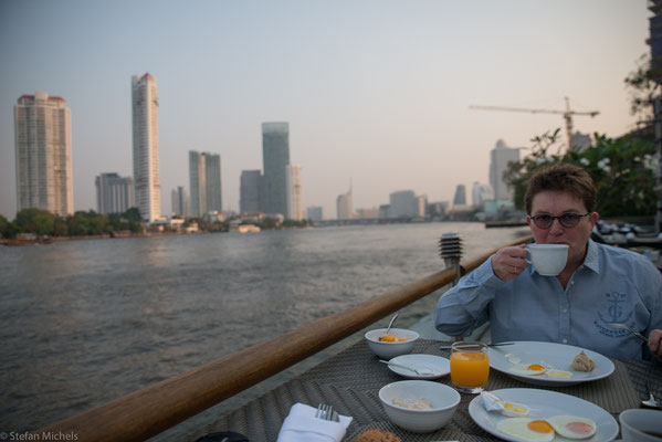 Frühstück am nächsten Morgen am Chao Praya-Fluss im Chatrium Hotel/Bangkok.