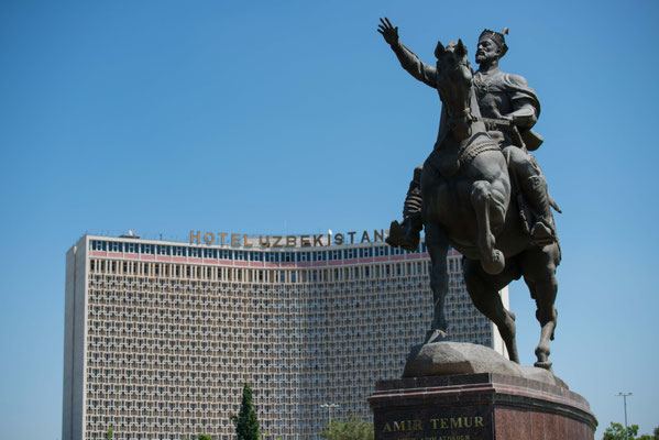 Taschkent, die Hauptstadt Usbekisthans mit dem vom Staat nunmehr als "Volksheld" aufgebauten Amir Timur, einer der größten Schlächter der Menschheitsgeschichte.