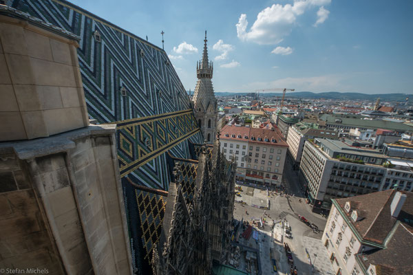 Der höchste ist der Südturm mit 136,4 Meter, der Nordturm wurde nicht fertiggestellt und ist nur 68 Meter hoch.