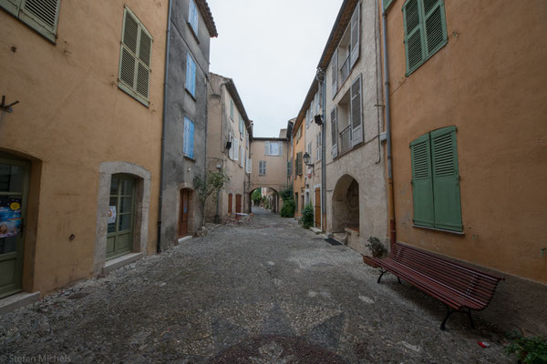 Biot liegt malerisch auf einer lang gestreckten Bergkuppe.