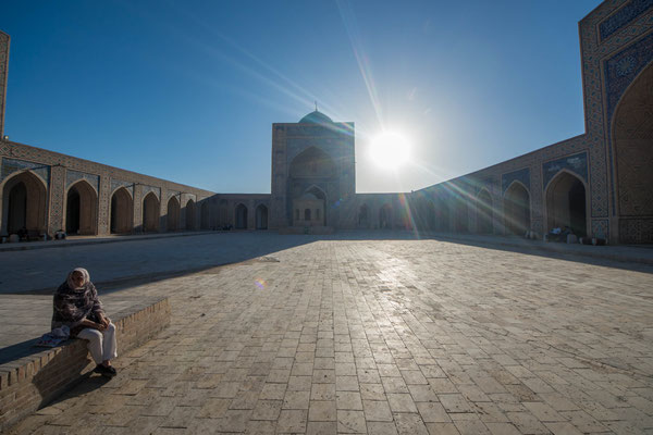 Die Madrasa ist 73 Meter lang und 55 Meter breit und hat einen etwa 33 × 37 Meter großen Innenhof.