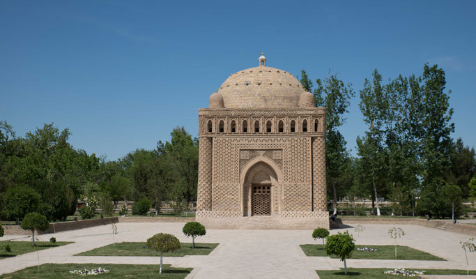 Das Mausoleum der Samaniden aus dem 10. Jahrhundert ist das älteste erhaltene Gebäude der Stadt und Richtungweisend für ale Moscheen und sakralen Bauten des Islam.