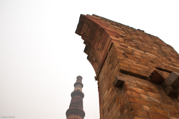 Am Qutub Minar, Delhi - aus rotem Sanstein