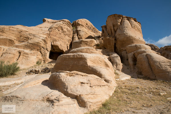 Wegen ihrer Grabtempel, deren Monumentalfassaden direkt aus dem Fels gemeißelt wurden, gilt sie als einzigartiges Kulturdenkmal.
