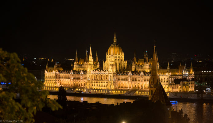 Das 268 Meter lange Parlamentsgebäude ist eines der Wahrzeichen Budapests. Als Vorbild diente der Palace of Westminster, Sitz des britischen Parlaments in London.