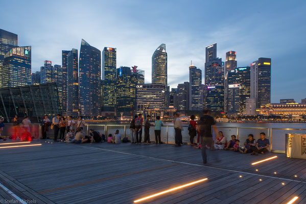 Als einer der sogenannten Tigerstaaten schaffte Singapur innerhalb weniger Jahrzehnte den Sprung von einem Schwellenland zu einem Industriestaat bzw. einer primär auf Dienstleistungen ausgerichteten Volkswirtschaft.