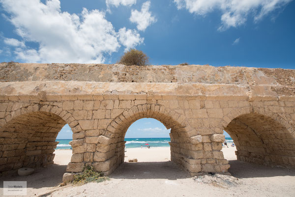 Der einst 12 km lange Aquädukt versorgte das antike Caesarea mit Wasser aus dem nordöstlich gelegenen Karmelgebirge.