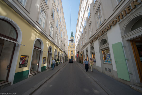 Ab 1858 wurden die Stadtmauern um die Altstadt geschleift und an ihrer Stelle die Ringstraße gebaut, die mit Monumentalbauten gesäumt wurde.