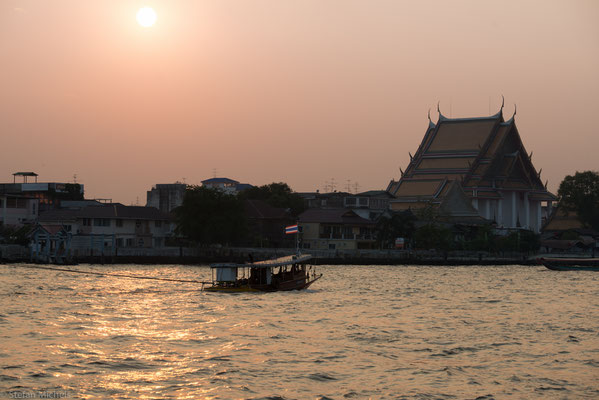 Personenfähren, kleine, relativ hohe Boote mit Dach – überqueren von zahlreichen Piers aus den Mae Nam Chao Phraya. 