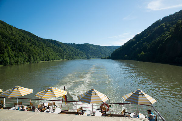 Blick auf das Achterdeck. Das Schiff hat eine Länge von 124 m und eine Breite von 14,5 m.