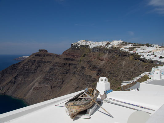 Die ringförmig angeordneten Inseln Thira, Thirasia und Aspronisi bilden den Rand einer vom Meer gefluteten Caldera.