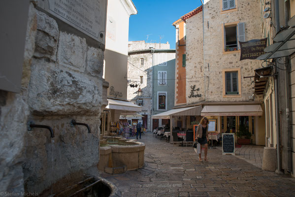 Vence , mit ca. 20.00 Einwohnern,thront hoch oben auf einem Felsen, ist von der Küste schnell erreichbar und hat den Charakter eines kaum berührten Voralpenstädtchens.