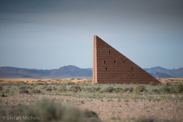 Die Himmelstreppe -Das Dreieck, dessen langer Schenkel 23 Meter mißt (Boden), hat eine Höhe von 16 Metern. Die Hypotenuse beträgt 28 Meter.